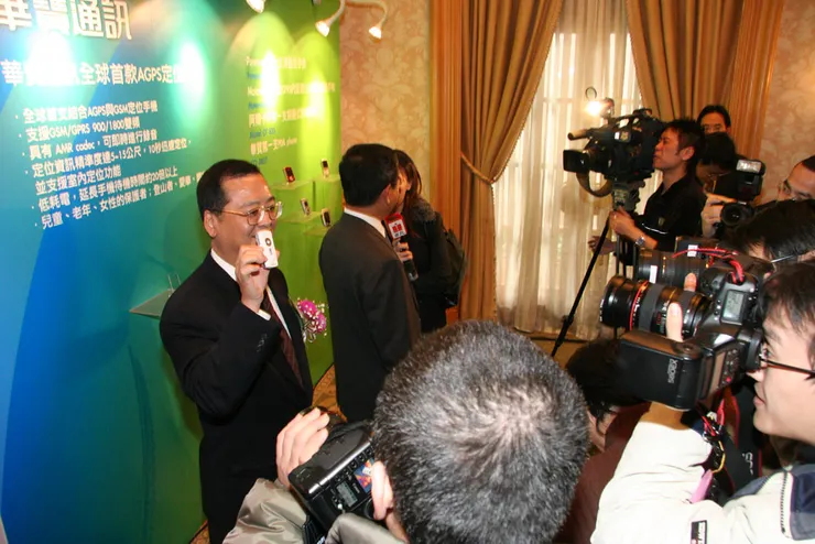 由查理舉辦的一場記者會，現場企業主管的受訪狀況。（2005）