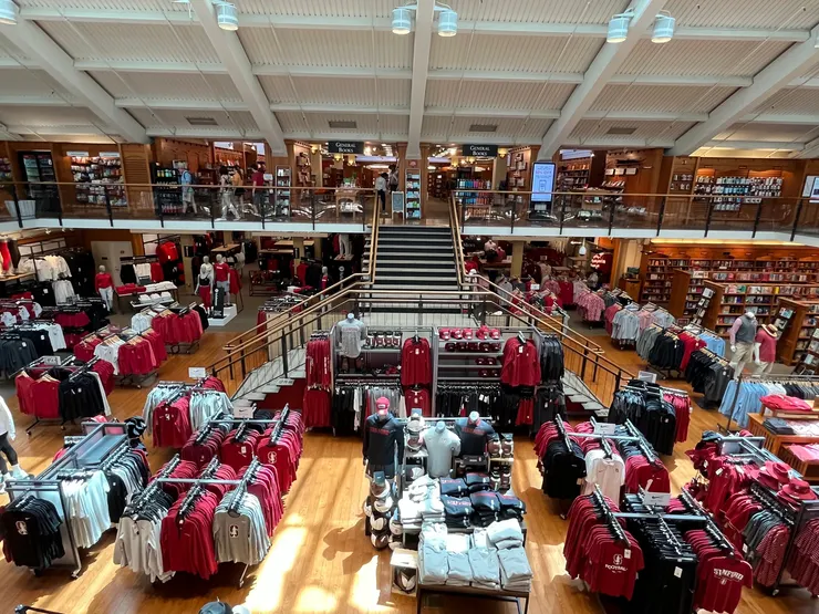 很壯觀的紀念品店 (超多各種服飾品牌)