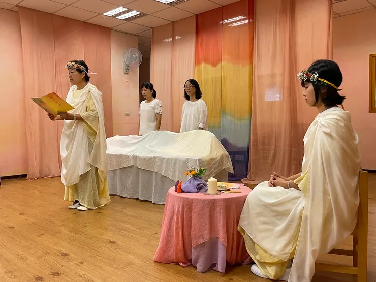 ▲彩虹屋的畢業典禮走過彩虹橋