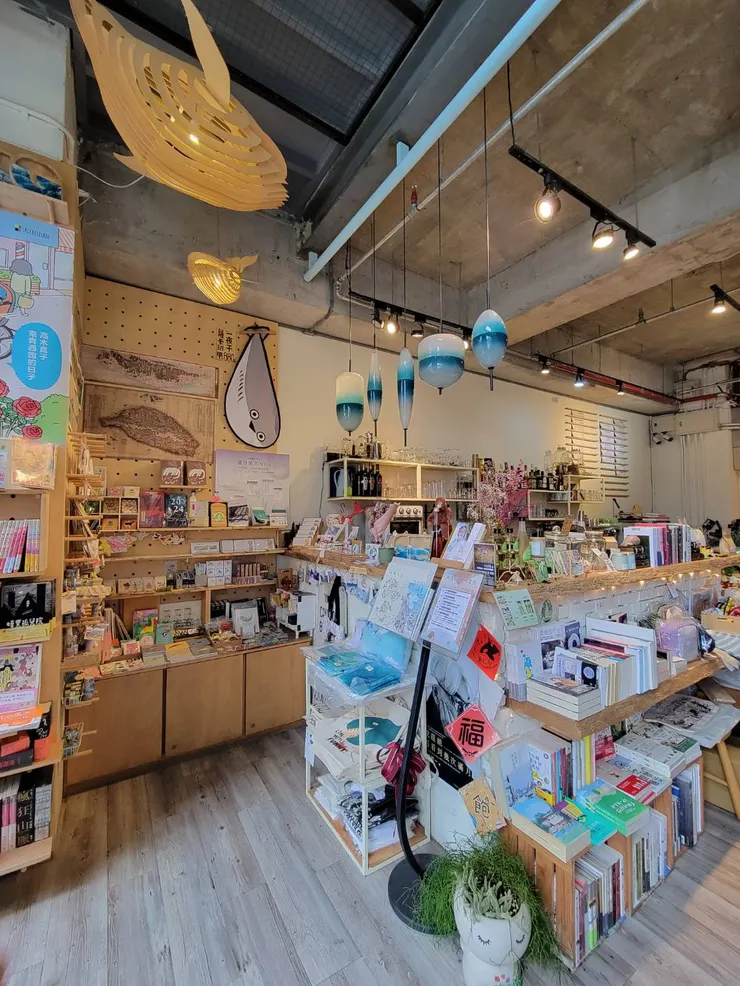 天花板有鯨魚燈