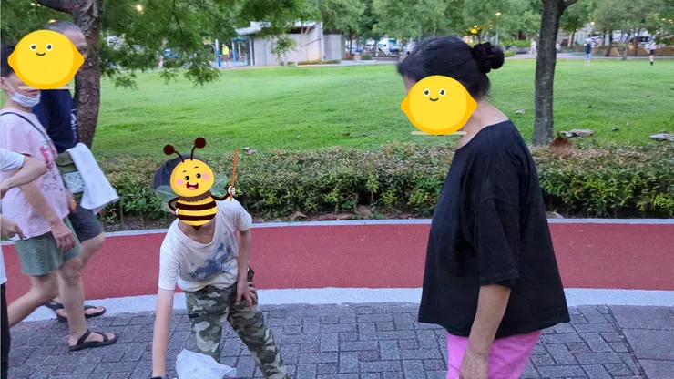 向路人解說小花蔓澤蘭的問題