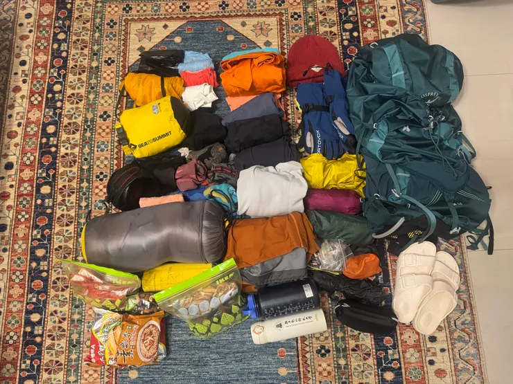 行前打包行李。