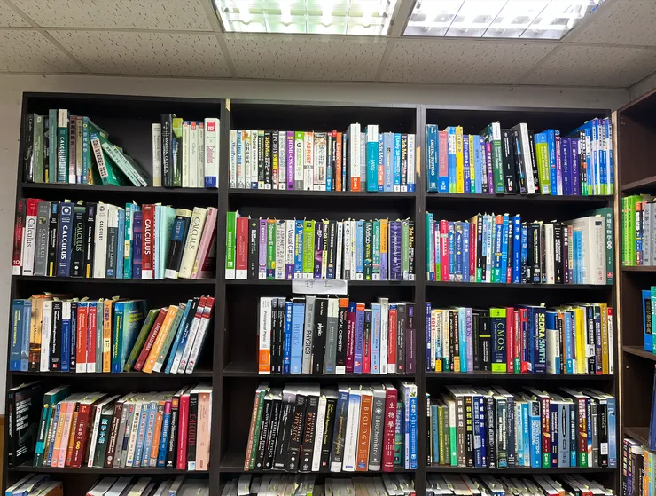 雅舍也收購、販賣教科書，適合學生來挖寶。