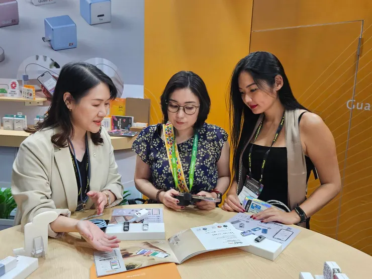 圖說：Maktar在日本銷售成績亮眼，吸引日本媒體弓月ひろみ（IG：yuzukihiromi）及富永彩乃（IG：ayanotdo）跨海來台採訪。（資料來源：Maktar）