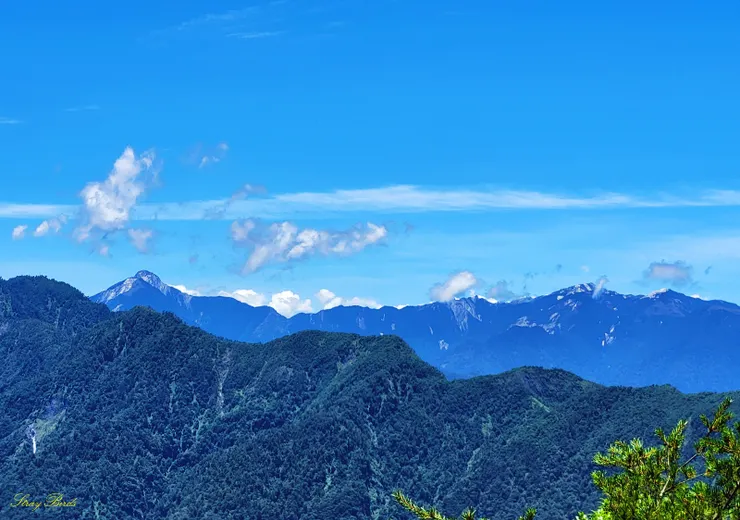 遠眺中央尖山（左)及南湖大山（右_