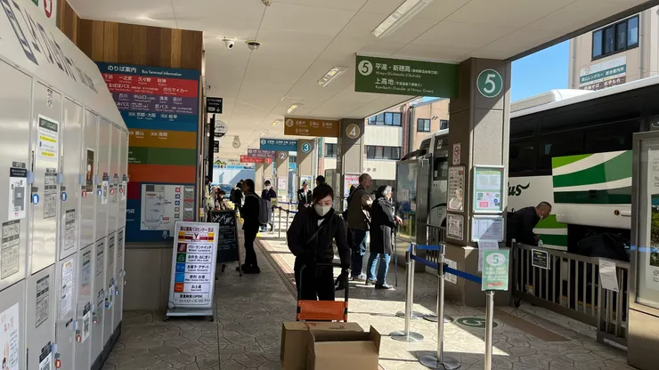 如果有大型行李，可以放在車下行李區，交給司機幫忙即可。