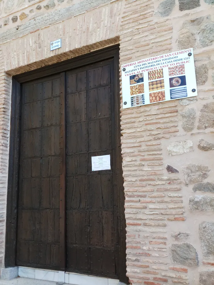 Convent of San Clemente院前的海報，圖片來源：食物典