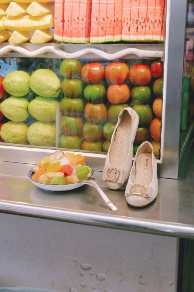 ▲圓潤鞋型與立體金屬飾釦設計的「牛皮簡約金屬飾軟平底鞋」，為日常造型增添精緻亮點。