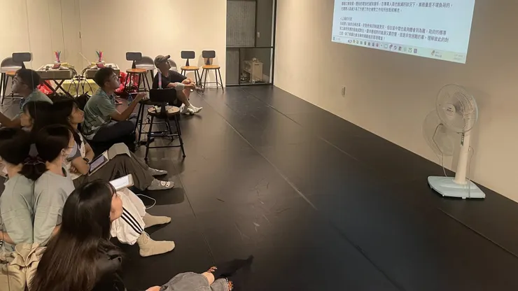 每一次進入田野地前，先透過讀書會開啟對話與聚焦。