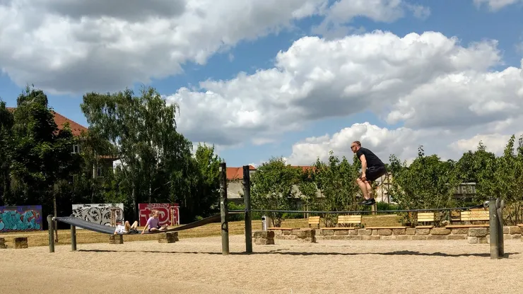 像蹺蹺板，但又可在上面跑跳