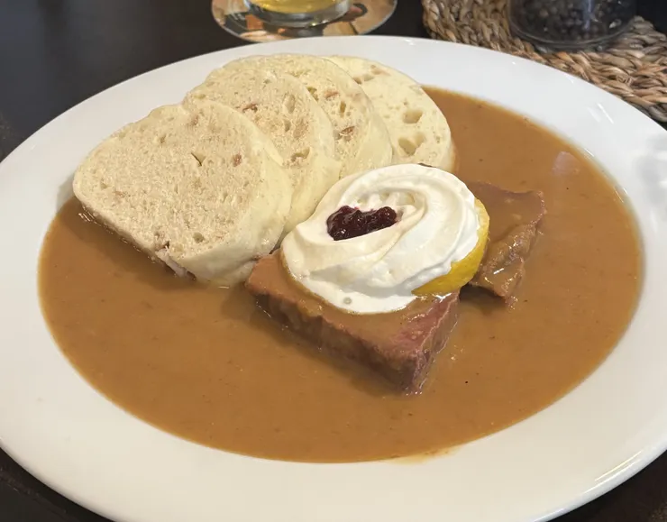 捷克的傳統主食 — 麵包餃子，圖中的白色切片麵團，通常出現在肉類料理中。