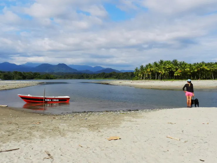 從卡羅斐波拉河口回望我們來時路的層疊山巒