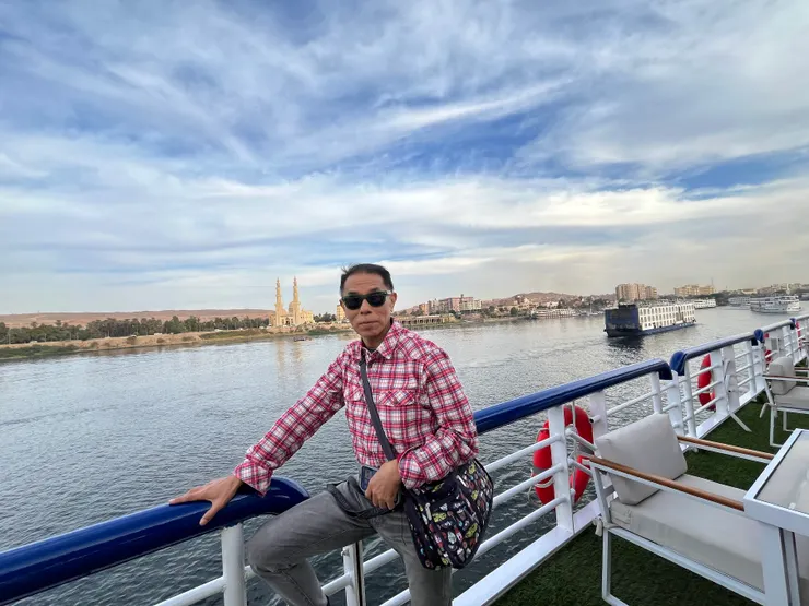 河輪從亞斯文啟程了，在河輪頂樓。