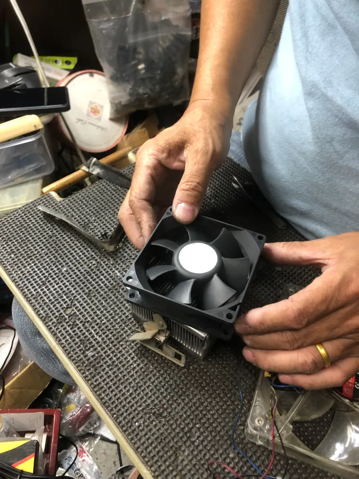 脫落的處理器風扇，仔細核對發現，竟然不是他的？苦主不知道哪裡生了一顆差不多的風扇湊合著用？