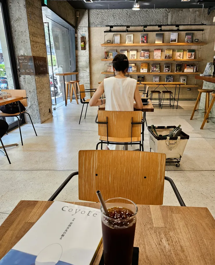 Boven Cafe& Library 台北
