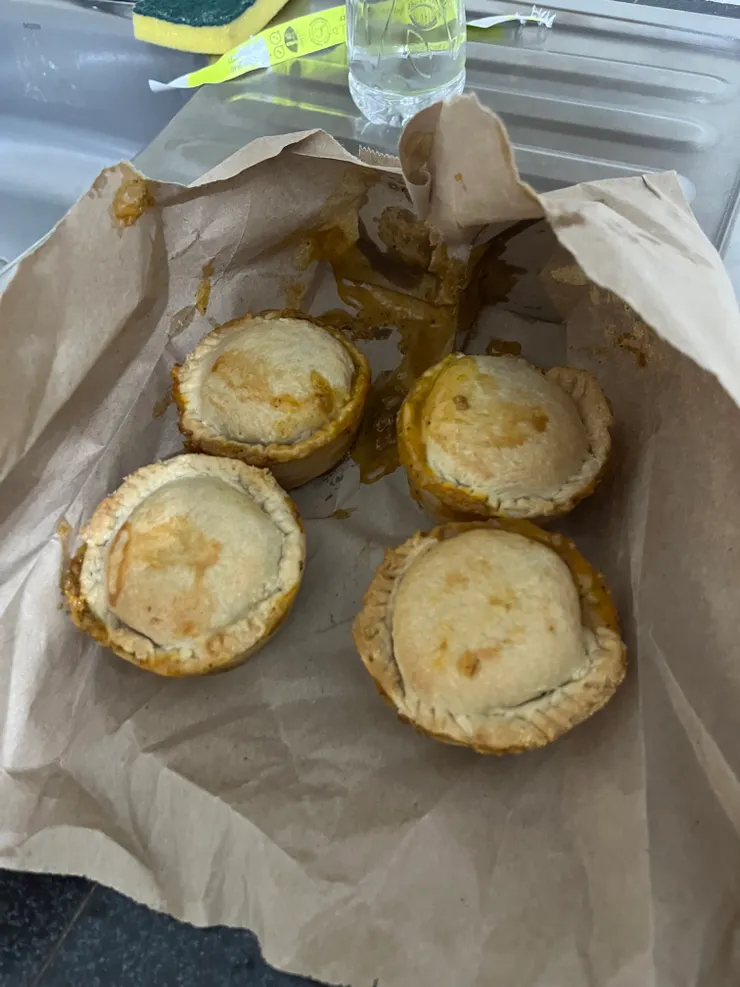 晚一點就買不到的Dario肉派，包著濃厚肉湯差點燙傷