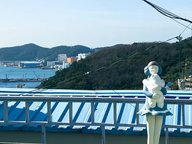 前往觀景台中的女孩雕像