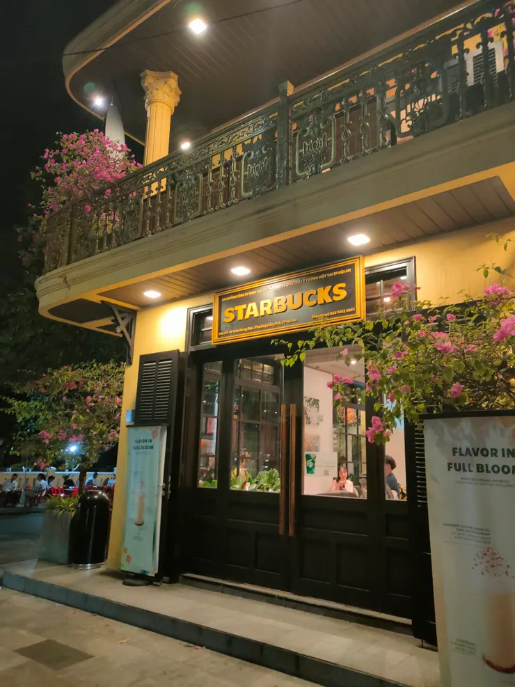 最後在星巴克等計程車，強烈建議不要搭路邊的車