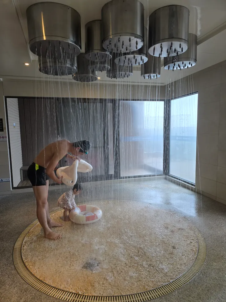 沖熱水澡,玩得不亦樂乎