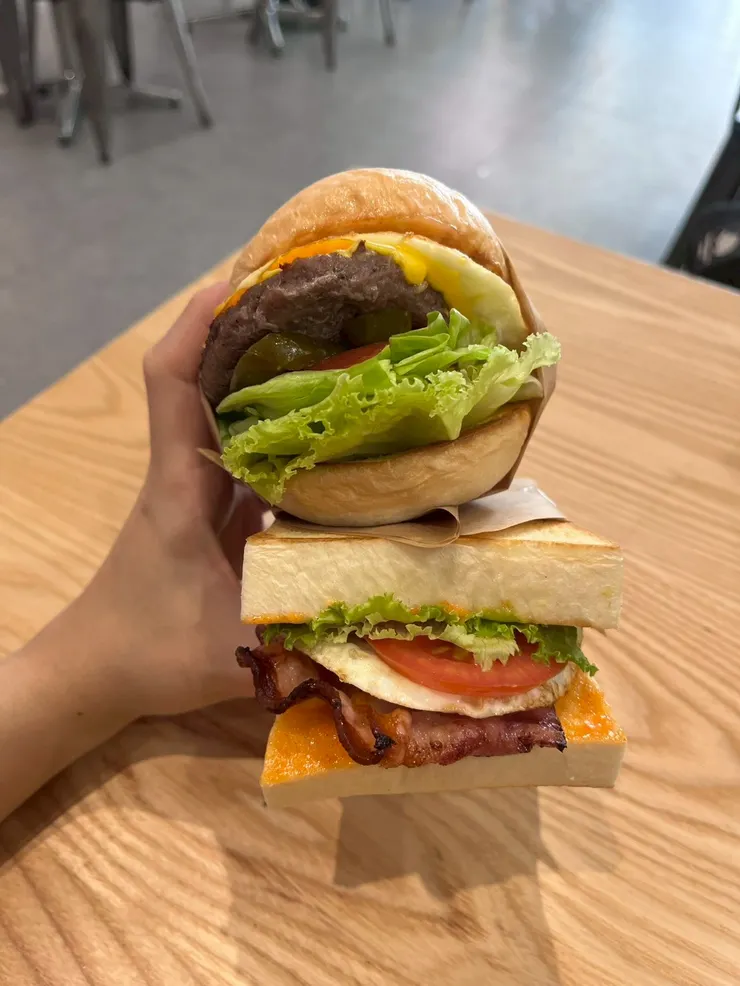 切達起司牛肉·墨式辣椒·太陽蛋｜煙燻培根·煙燻辣茄醬·太陽蛋