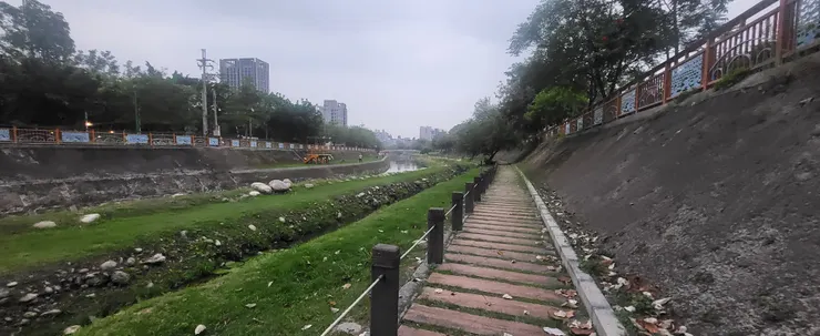 向晚的康河步道(李建崑攝影)