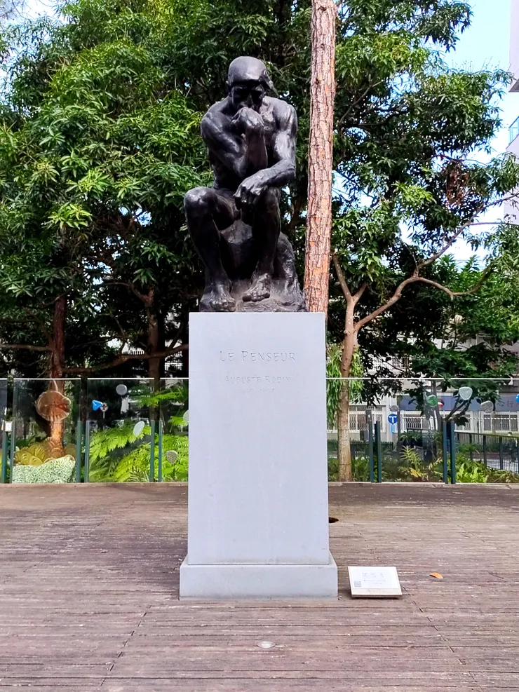 校園一隅 —— 沉思者雕像