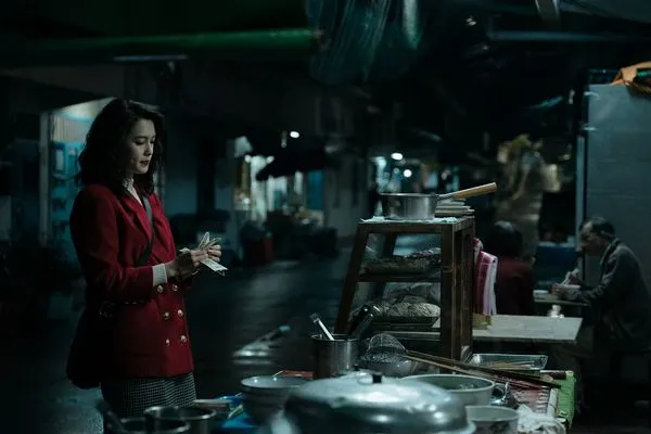 前段寓言性迴圈也仰賴著「漂亮姊姊」（劉奕兒飾）不斷在收房租的段落構成。