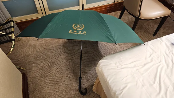 台北長榮桂冠酒店的房間內有準備一把大雨傘供房客使用!多雨的北台灣這可是貼心的心意呀!