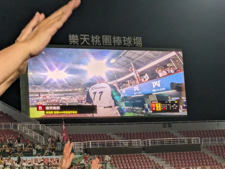 全場為小胖歡呼