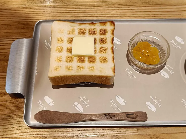 烤土司上有奶油,另可搭配果醬一起吃