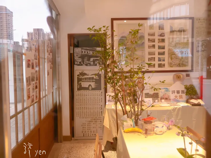 透過窗戶可見關於老屋的介紹