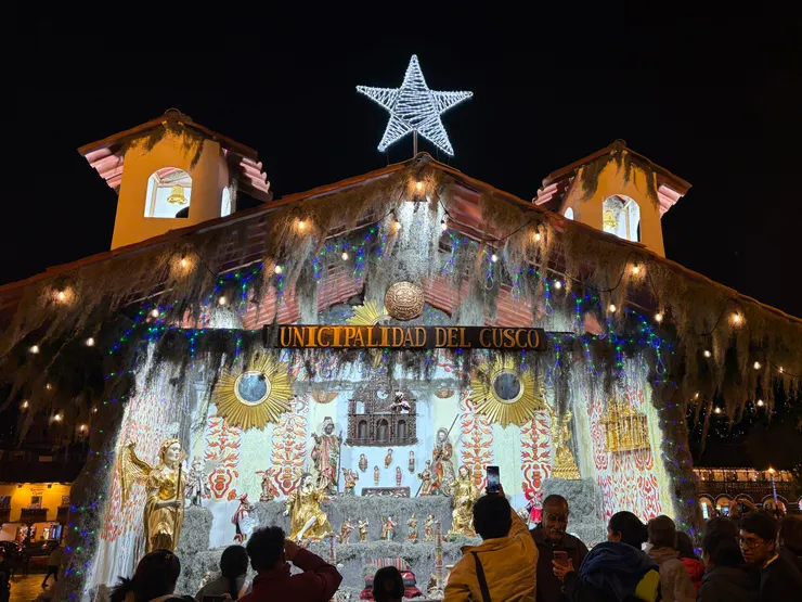 武器廣場的聖誕馬槽深深吸引著眾人的目光