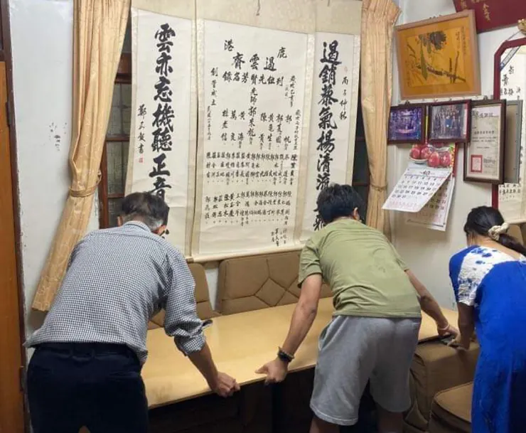 前一晚將平時沙發佈置成供桌