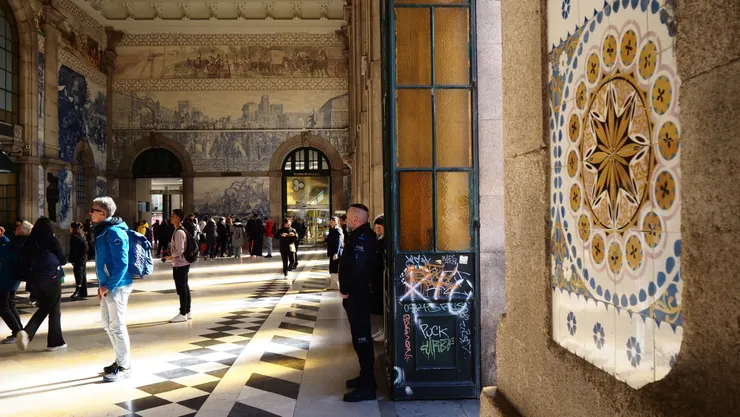 陽光灑在人群與石柱之間