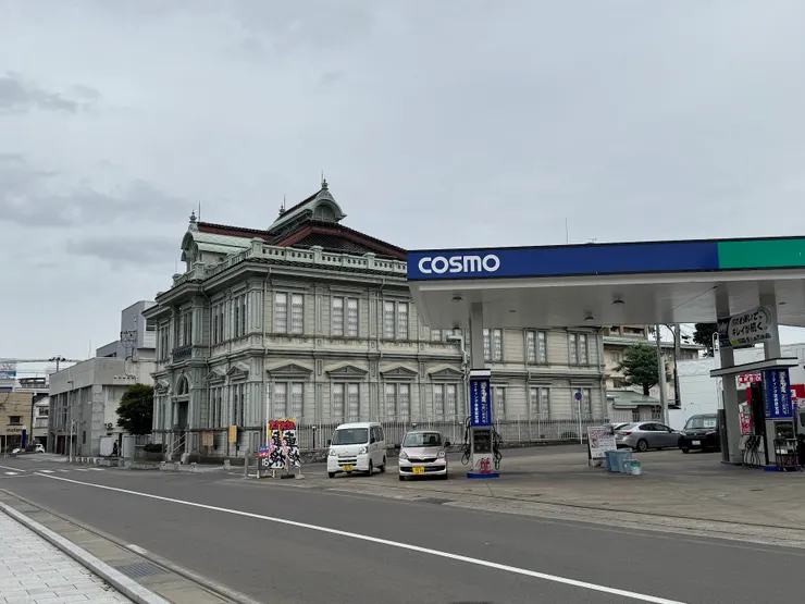 只是有點好奇 考量文化遺產周邊景觀一致性 當初設加油站時真的沒有引起任何討論嗎