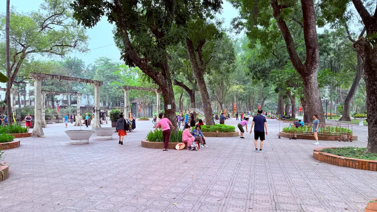 打羽球的人真不少