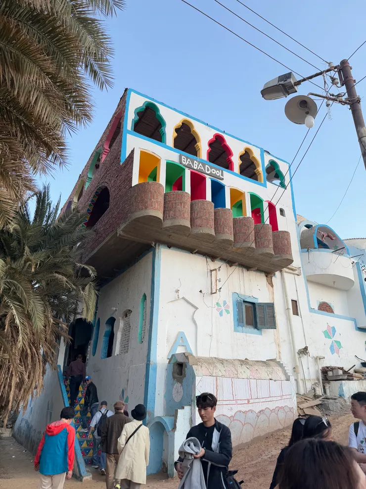 顏色相當鮮豔的水煙鱷魚館