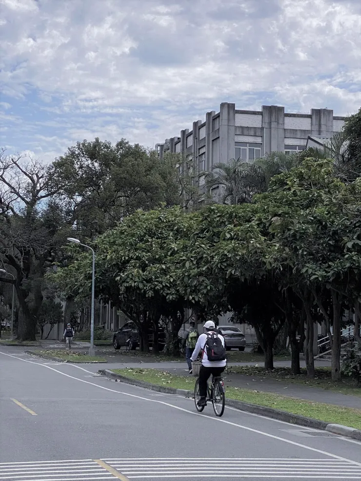 女兒牆設計形成折線造型,帶有Art Deco的味道