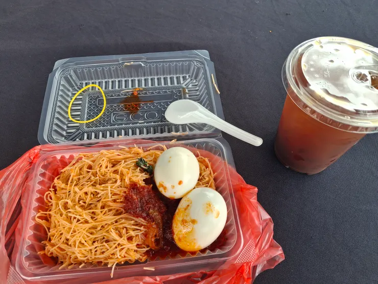 在外面的攤販買的炒米粉配水煮蛋