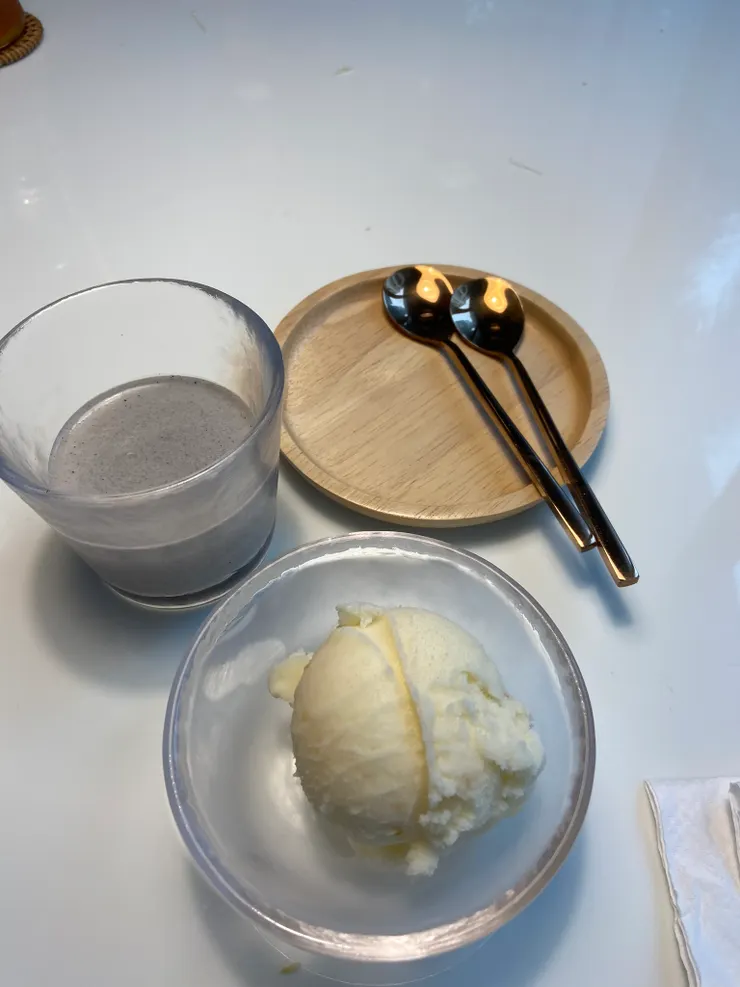 甜品有柚子雪葩或者是黑芝麻布丁選擇