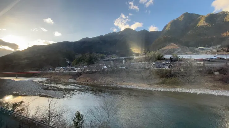 飯田線的後半段幾乎都沿著山壁和天龍川行駛