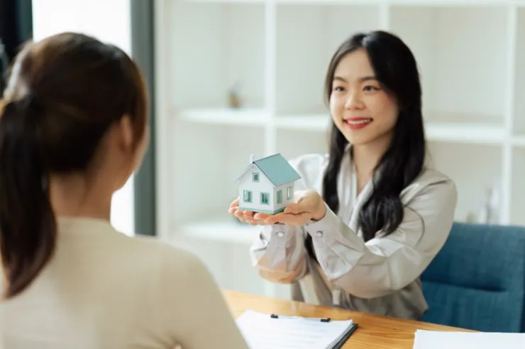 如果為了生小孩而得背負三十年的沉重房貸，買房把自己變成房奴，那種生活壓力會讓婚姻的甜蜜感迅速蒸發。圖/123RF圖庫