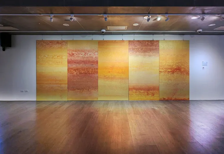 積吶虹光，〈青天白日滿地「虹」天堂樂園〉，壓克力顏料、紙，244 X 600 cm。