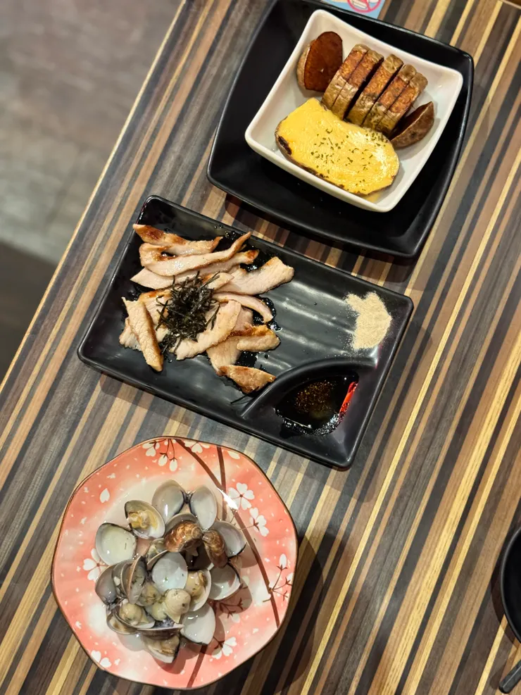 這張照片都是好吃的菜色,清酒蛤蠣燒、特選松阪豬、起司牛奶馬鈴薯