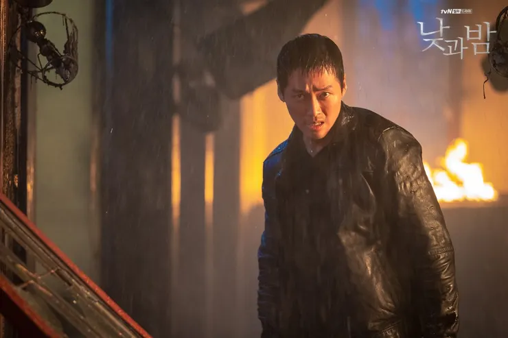 火場中的都正宇。(圖: tvN)