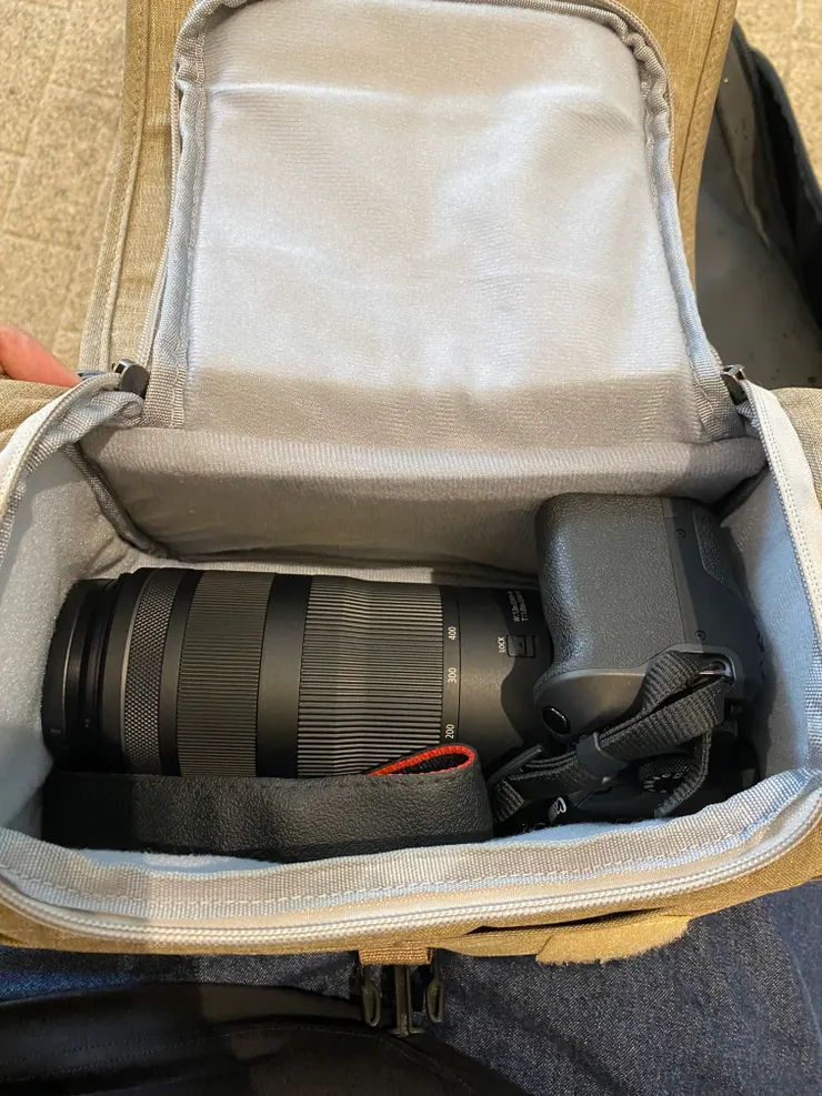 號稱一機兩鏡的相機包 : 被...被塞滿了....(°ཀ°)