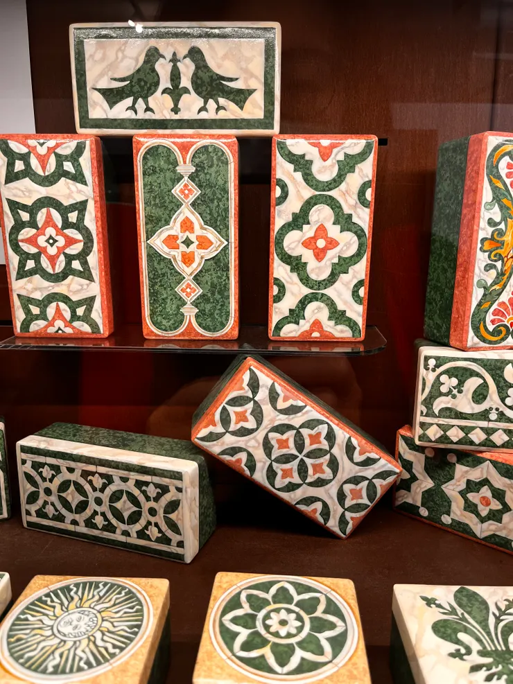 鑲了綠色大理石的盒子