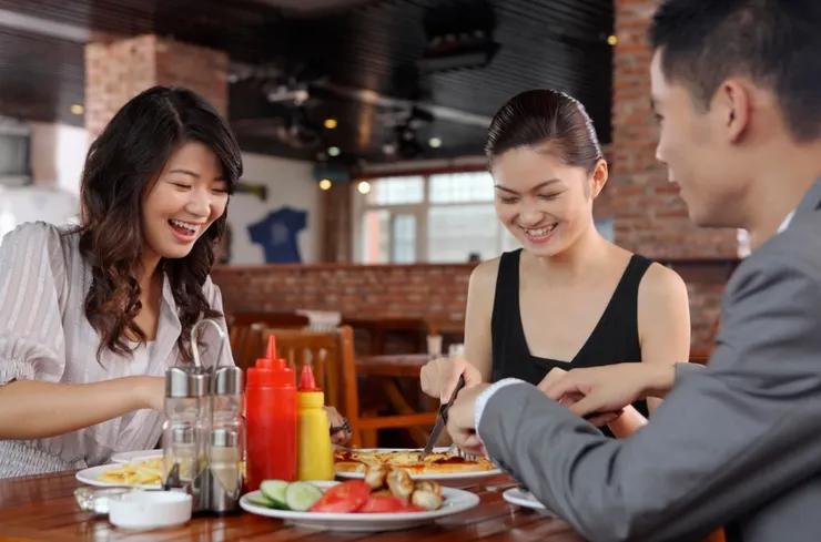 適度的亂花錢是必要的，像是跟朋友聚餐，都會讓自己更快樂。圖/123RF圖庫