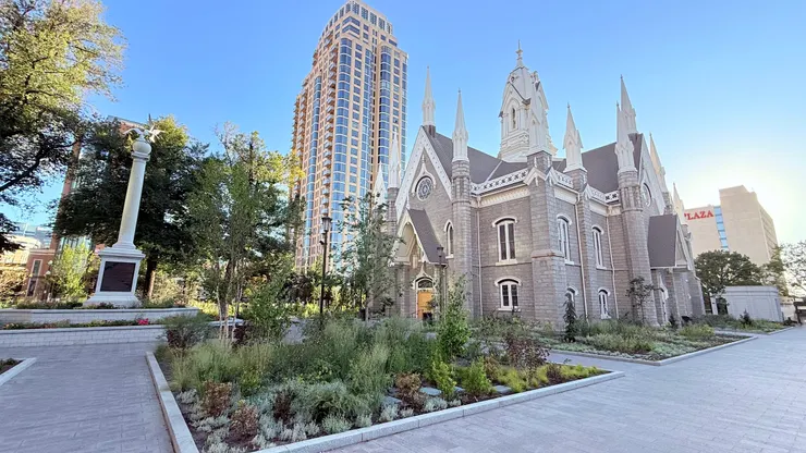 摩門教教堂矗立高聳的尖塔但沒有十字架