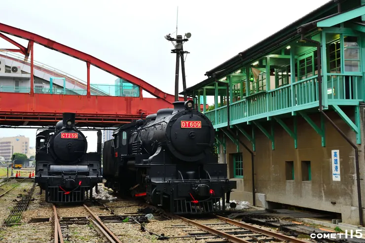 兩輛靜態保存蒸汽機車來到號誌樓前，彷彿回到日本時代的景象